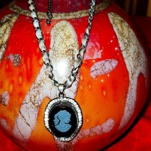 Cameo ladies face pendant oval gamma